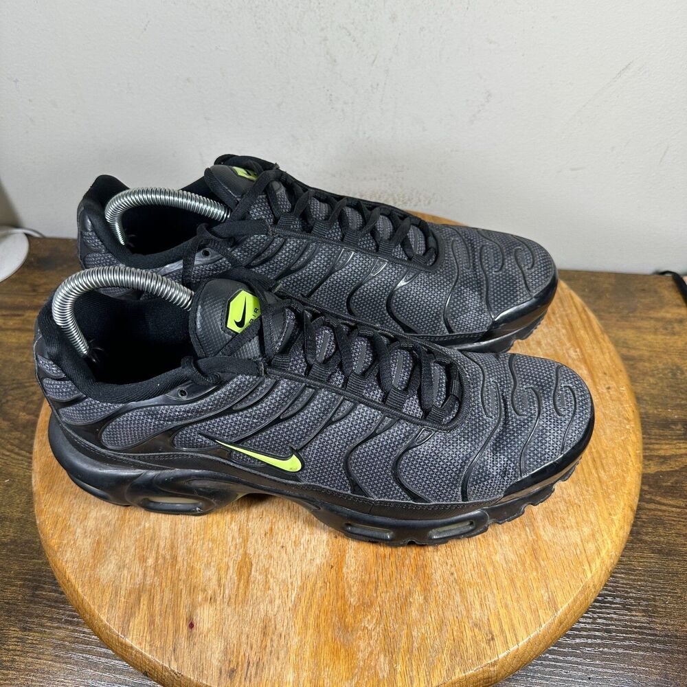 Nike Air Max Plus Black Volt Glow Men's Size 9 Shoe FJ1221-008